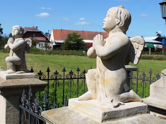 SOUSOŠÍ SE SLOUPEM Čtrnácti svatých pomocníků zhotovil v roce 1886 broumovský sochař Johann Watzek, na objednávku Genovefy, vdovy po otovickém sedlákovi Franzi Treutlerovi.