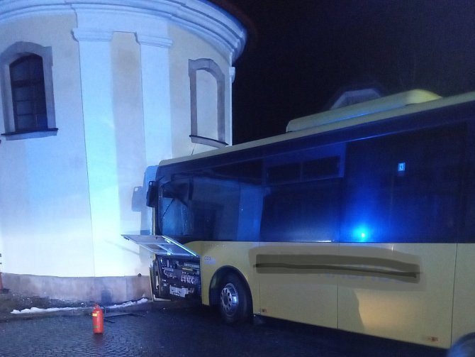 Ve Studnici narazil ráno autobus do místního kostela. Zranilo se pět lidí.