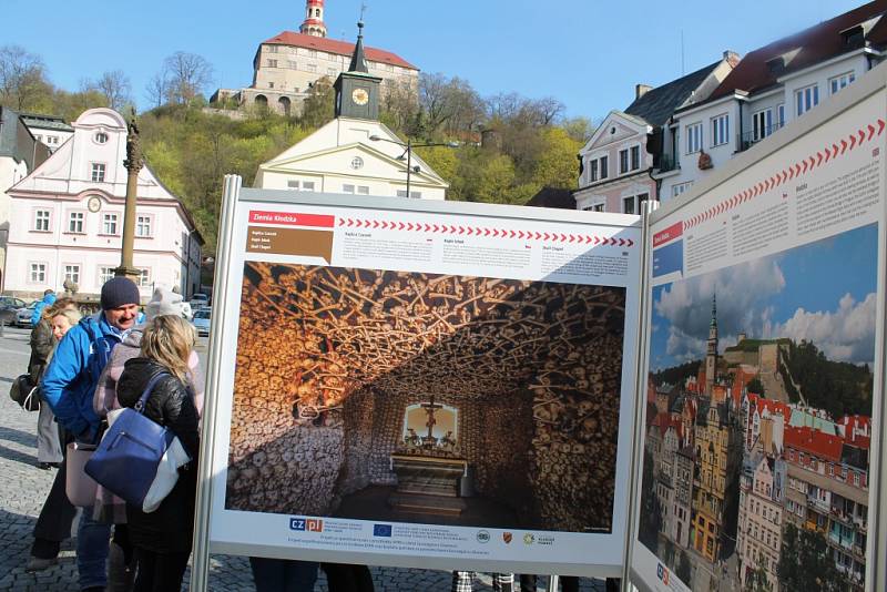 Před sv. Vavřincem jsou zachyceny krásy příhraničí