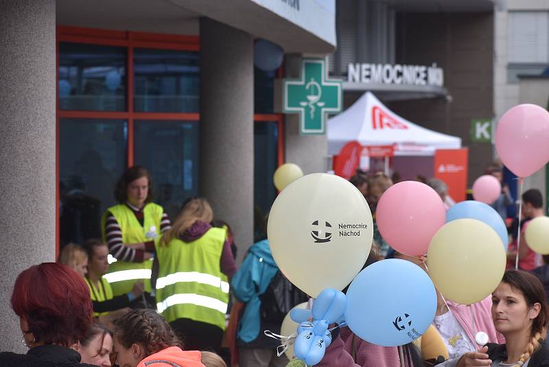 Bezmála dva tisíce lidí včera odpoledne zavítalo do areálu Oblastní nemocnice Náchod, který se na pár hodin proměnil v místo zábavy, zdravotní výchovy a prevence. Foto: Deník/Jiří Řezník