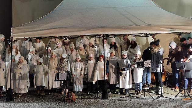 Druhá adventní neděle na Husově náměstí v Novém Městě nad Metují.