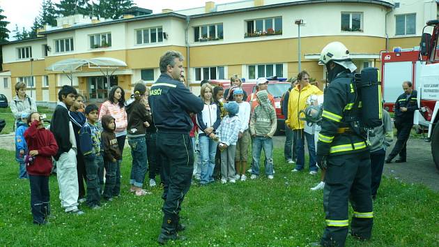 PRÁZDNINOVÉ SETKÁNÍ. Při této prázdninové příležitosti se „smajlíci“ setkali s hasiči.