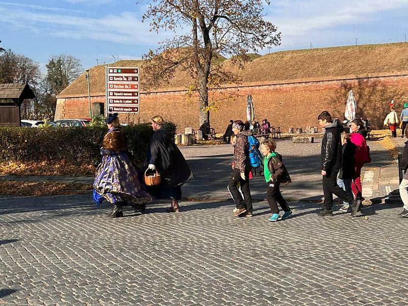 Sejmutím pevnostního praporu byla sice s trochou smutku, ale přesto slavnostně ukončena letošní turistická sezóna v josefovské pevnosti. Foto: Deník/Jiří Řezník