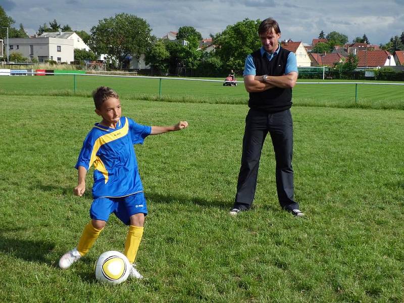 Mladí fotbalisté z České Skalice se na fotbalovém hřišti v Dolních Chabrech setkali s Vladimírem Šmicrem.