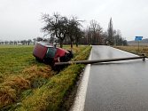 Havárie automobilu u Lhoty pod Hořičkami.