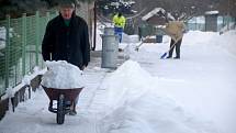 Odklízení sněhu v Novém Městě nad Metují.