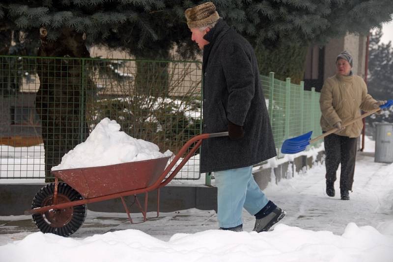 Odklízení sněhu v Novém Městě nad Metují.
