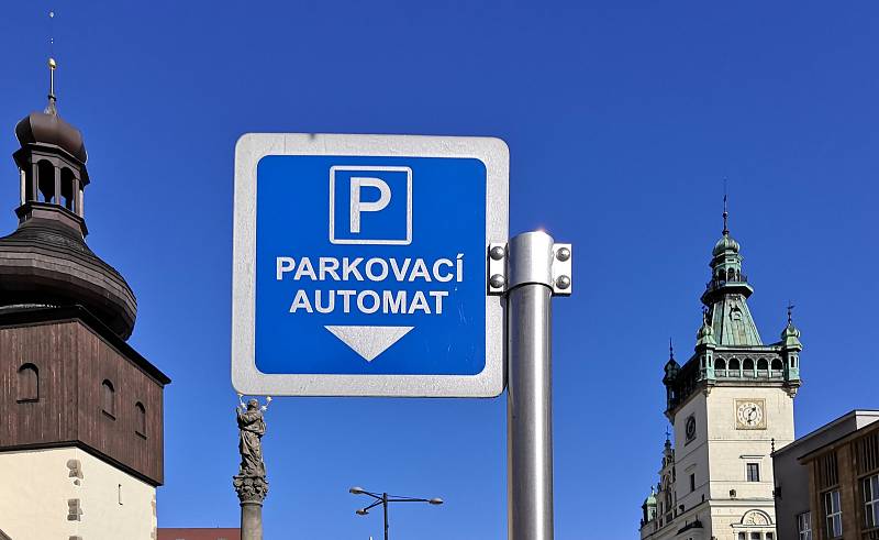 Za parkování v centru Náchoda si řidiči trochu připlatí.