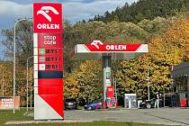 Jsou to bezmála tři týdny, kdy v příhraničním městě Mieroszów otevřeli novou čerpací stanici Orlen. Litr stál 5,99 PLN, což dle tehdejšího kurzu bylo necelých 32 korun. Cena postupně stoupla až na 6,45.