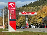 Jsou to bezmála tři týdny, kdy v příhraničním městě Mieroszów otevřeli novou čerpací stanici Orlen. Litr stál 5,99 PLN, což dle tehdejšího kurzu bylo necelých 32 korun. Cena postupně stoupla až na 6,45.