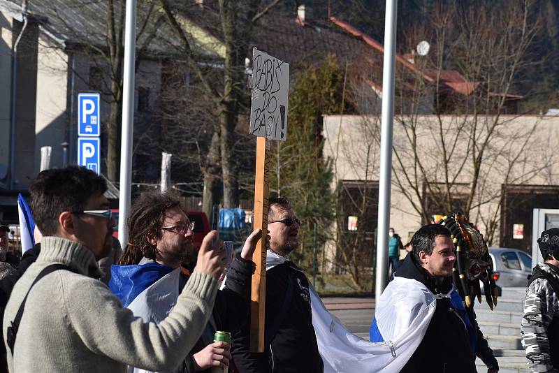 Na hronovském náměstí lidé protestovali proti vládním opatřením okolo koronavirové situace.  Hlavní slovo měl občanský aktivista David Tesař, který vybízel ke změně strachu a nepřátelství na prosperitu a radost. Výzvu k nasazení roušek takřka nikdo neresp