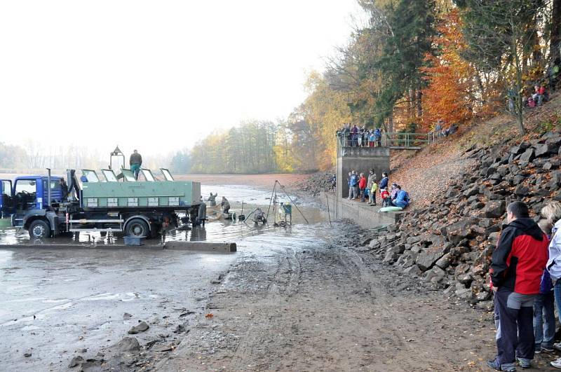 VÝLOV rybníka Špinka nabídl tradiční podívanou, která patří k podzimu. Spousta lidí nejen přihlížela, ale také si ryby nakoupila. Rybářům naštěstí přálo také krásné počasí. 