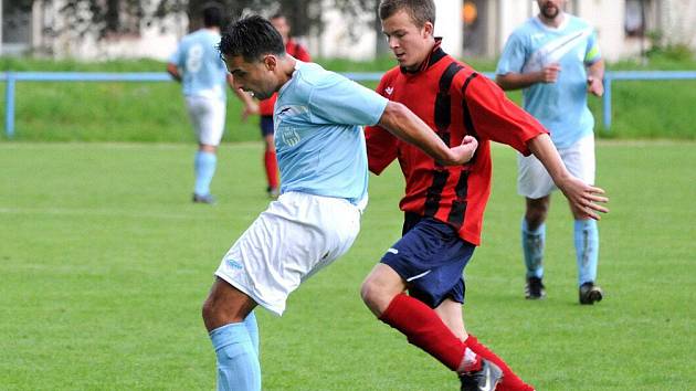 Dvou stoprocentní bilanci udrželi fotbalisté Babí (ve světla modré) i v utkání v Hronově, kde zvítězili 3:2, přestože po prvním poločase prohrávali už 0:2.  