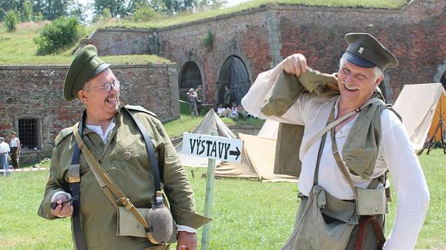 Památnou bitvu českých legionářů na ruské frontě sehráli i vojáci z Polska a Ruska. Vydolovali kvůli ní i zákopy.   