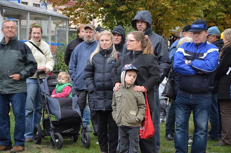 Demonstrace proti imigraci, za okamžité vystoupení České republiky z Evropské unie a za svrchovaný český stát se uskutečnila v sobotu odpoledne na českoskalickém Husově náměstí.