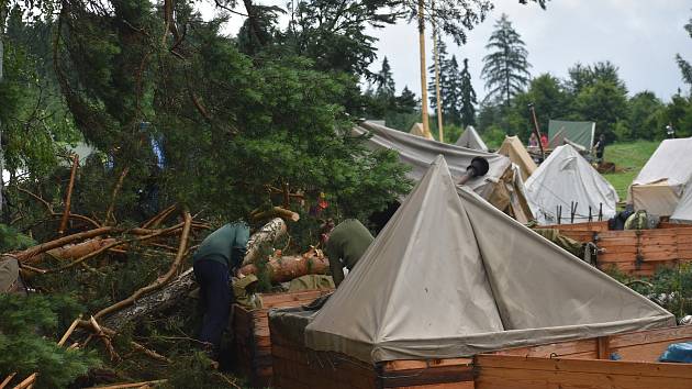 Před týdnem podobným způsobem bouřka zasáhla dětský tábor u Vernéřovic na sousedním Náchodsku. Na stany postavené na hraně lesa udeřila silná bouřka s vydatným větrem a deštěm. Řádění živlů tábor doslova zpustošilo. 