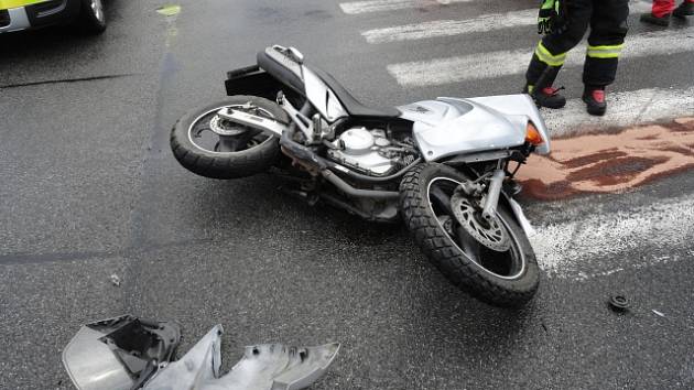 Dopravní nehoda osobního automobilu a motocyklu v náchodské Borské ulici.