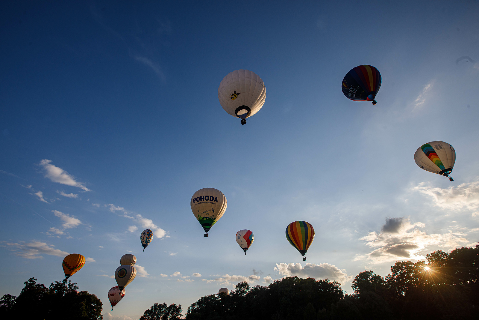 FOTO, VIDEO: Oblohou u Rozkoše pomalu pluly tři desítky horkovzdušných  balónů - Náchodský deník