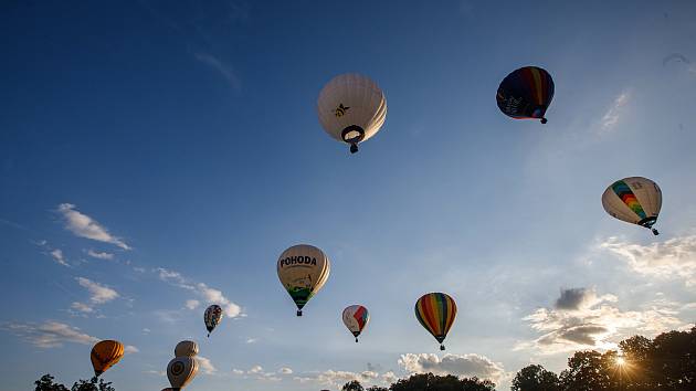 FOTO, VIDEO: Oblohou u Rozkoše pomalu pluly tři desítky horkovzdušných  balónů - Jičínský deník