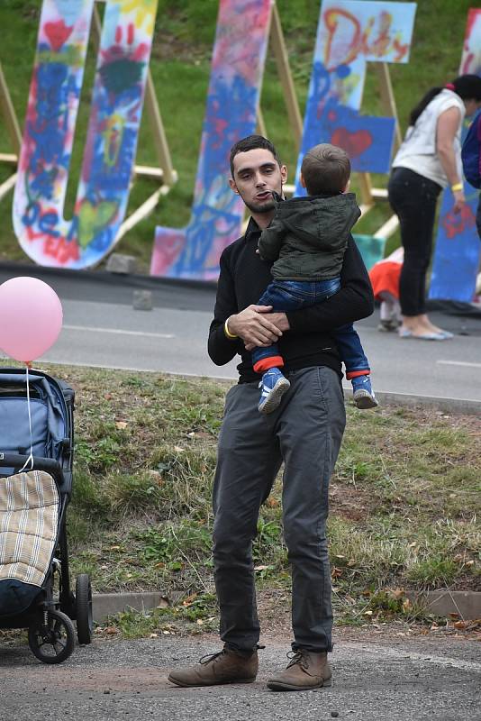 Bezmála dva tisíce lidí včera odpoledne zavítalo do areálu Oblastní nemocnice Náchod, který se na pár hodin proměnil v místo zábavy, zdravotní výchovy a prevence. Foto: Deník/Jiří Řezník