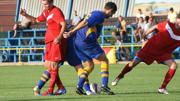 Kanonýr Jaroměře Martin Škoda (vlevo).  sice tento souboj proti dvojici protihráčů prohrál, v utkání ale přesto zaznamenal hattrick a velkou měrou se tak podílel na vysoké výhře svého týmu. 