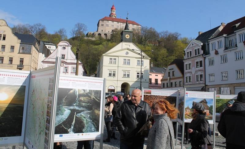 Před sv. Vavřincem jsou zachyceny krásy příhraničí