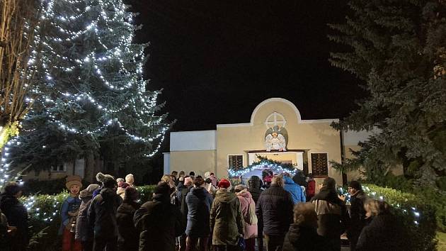 Ke dvanáctému ročníku akce Česko zpívá koledy se připojili malí a velcí zpěváci v Jasenné a ve Slavoňově.