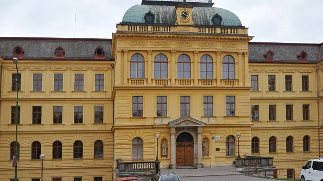 BUDOVA Základní školy Na Ostrově v Jaroměři je nepřehlédnutelná.