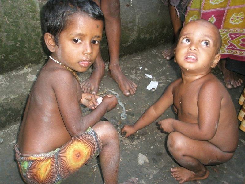 V nepředstavitelné bídě žijí obyvatelé Bangladéše. Také z Jaroměře k nim putuje pomoc. 