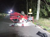 Mezi Českou Čermnou a Borovou na Náchodsku havarovalo v noci ze soboty na neděli osobní auto.