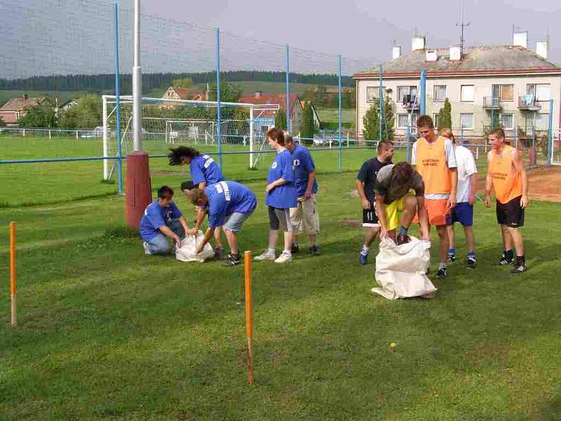 SKÁKÁNÍ V PYTLI byla jedna z disciplín jež prověřila kvality družstev hasičů (vlevo) a sportovců ze Sokola.