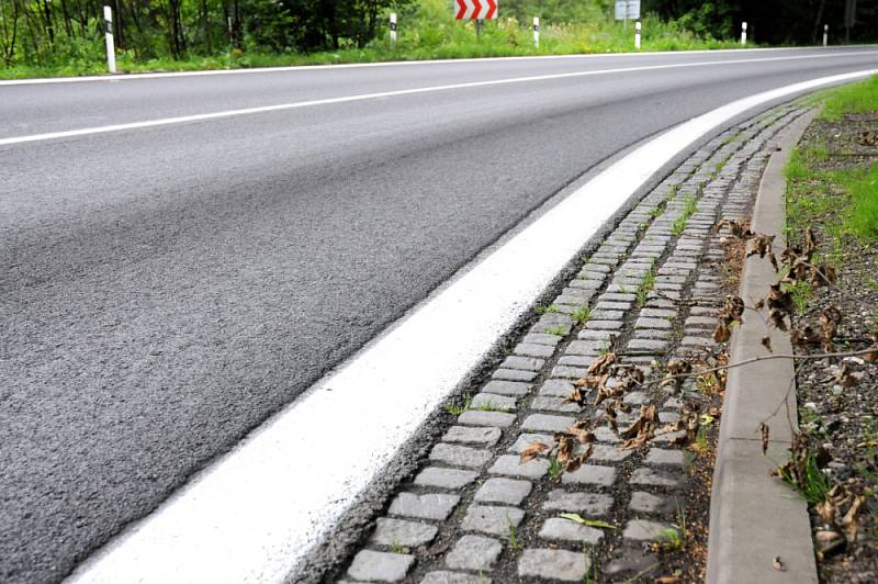 CESTA JAKO STRUHADLO vypadá v Žabokrkách, ač je už podruhé opravená, jsou v ní rýhy.