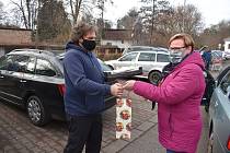 Gerd Weinlich přebírá od Jany Hartwichové pečený "pozdrav" pro zdravotníky broumovské nemocnice.