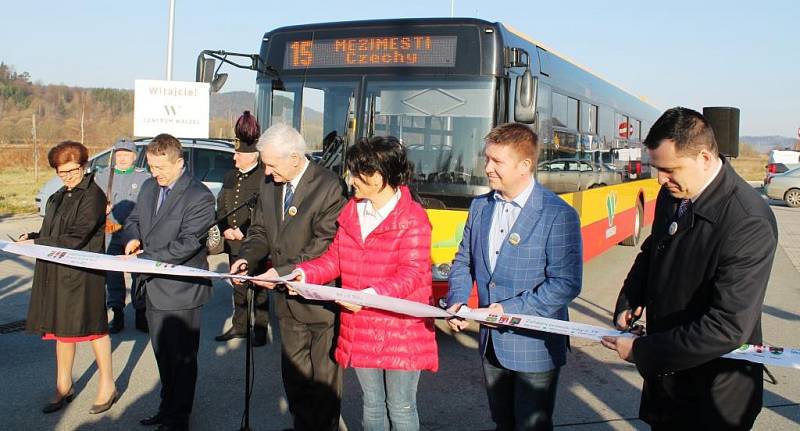 Slavnostní zahájení provozu nové linky doprovázelo nezbytné přestřižení pásky a zápisy hostů do pamětní knihy města.