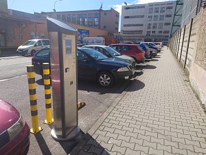 Nové placené parkoviště v Náchodě. V ulici Za Teplárnou je od dubna parkovací automat.