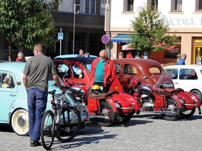 Silnice na Náchodsku brázdili veteráni.