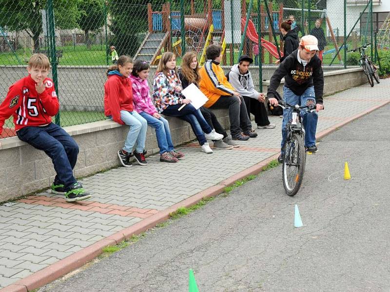 Školáci se učili předcházet úrazům, pomoci zraněnému i zásadám chování na silnici. 