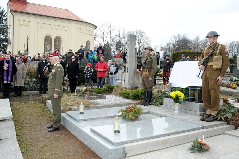 NÁHROBEK s pamětní deskou generála Jana Kratochvíla slavnostně odhalil v neděli odpoledne na červenokosteleckém hřbitově náčelník Generálního štábu Armády České republiky armádní generál Petr Pavel za přítomnosti představitelů města a místního disentu.