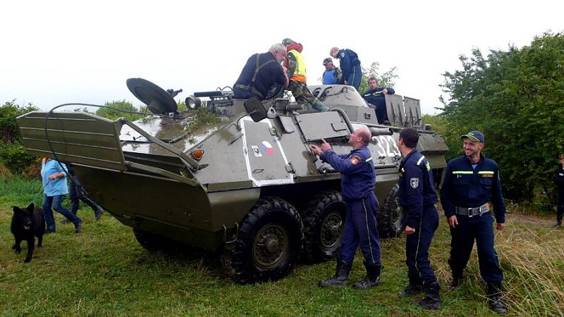 Předváděcí akci plovoucí těžké military techniky a vojenských vozidel si v sobotu na břehu Rozkoše nenechali ujít nadšenci pro vše vojenské. 