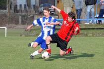 Tříbodový vstup do jarní části skupiny o postup mají za sebou fotbalisté Machova ( v pruhovaném), kteří vyhráli v Hronově. 