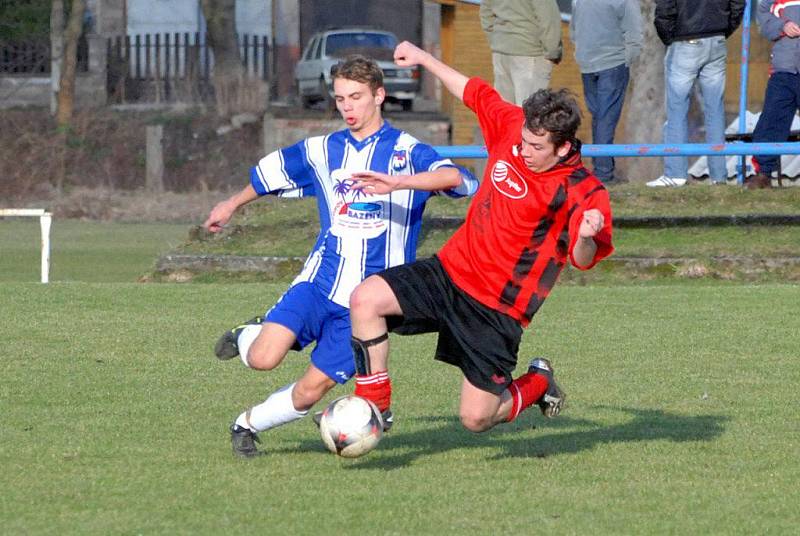 Tříbodový vstup do jarní části skupiny o postup mají za sebou fotbalisté Machova ( v pruhovaném), kteří vyhráli v Hronově. 