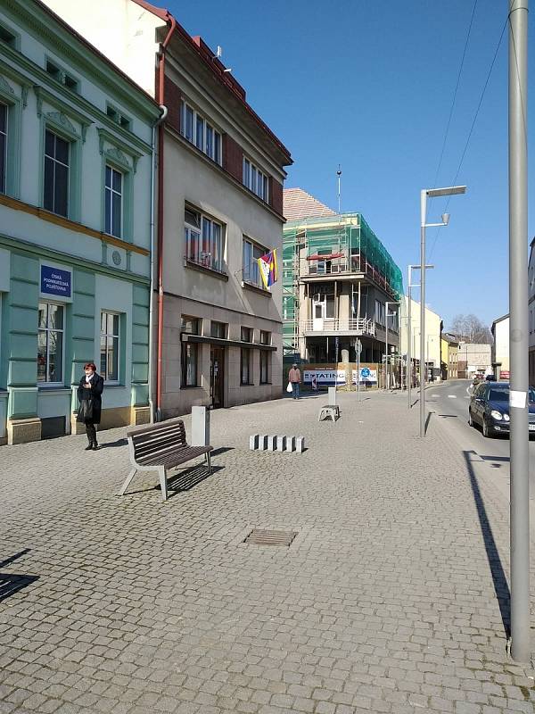 Hronovská radnice je pod lešením a proto tibetská vlajka byla vyvěšena U Zeleného stromu.