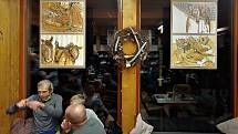 V příjemných prostorách Zahradní kavárny Trees v Červeném Kostelci lze do 15. února 2020 vidět pozoruhodnou výstavu prací hronovské malířky Hany Rummelové, která od roku 2015 tvoří pod pseudonymem Mogedyby Woa.