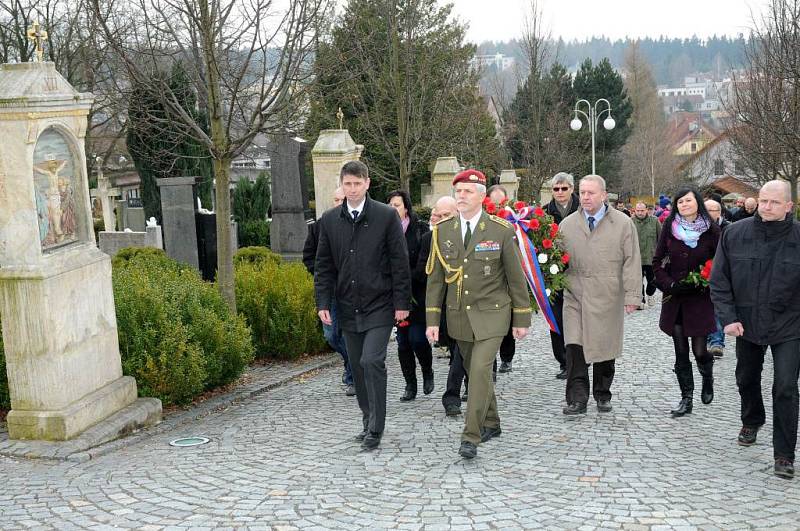 NÁHROBEK s pamětní deskou generála Jana Kratochvíla slavnostně odhalil v neděli odpoledne na červenokosteleckém hřbitově náčelník Generálního štábu Armády České republiky armádní generál Petr Pavel za přítomnosti představitelů města a místního disentu.