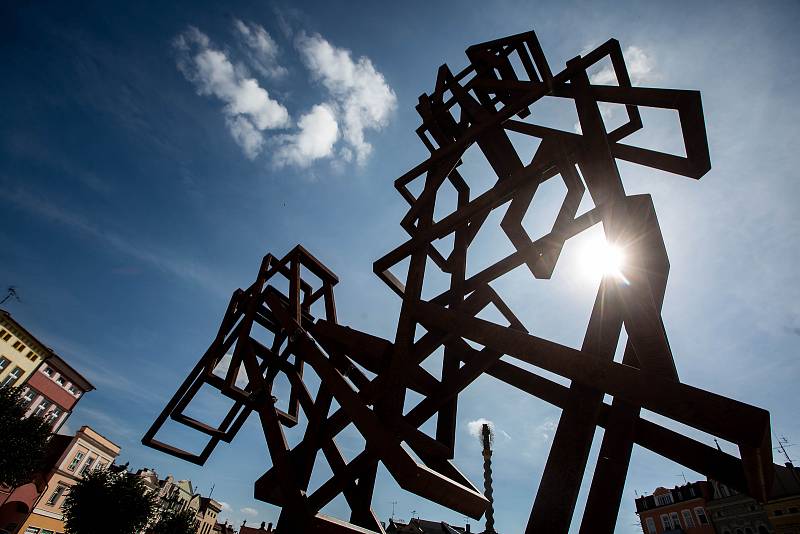 Sculpture line - mezinárodní sochařdký festival na náměstí v Broumově. Levitující postava sochaře Jakuba Flejšara a dílo Archimedon Lukáše Raise.