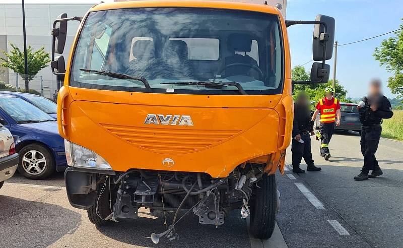 K nehodě dvou osobních a jednoho nákladního vozidla došlo ve středu ve Lhotě za Červeným Kostelcem. Jeden člověk byl při nehodě zraněn.