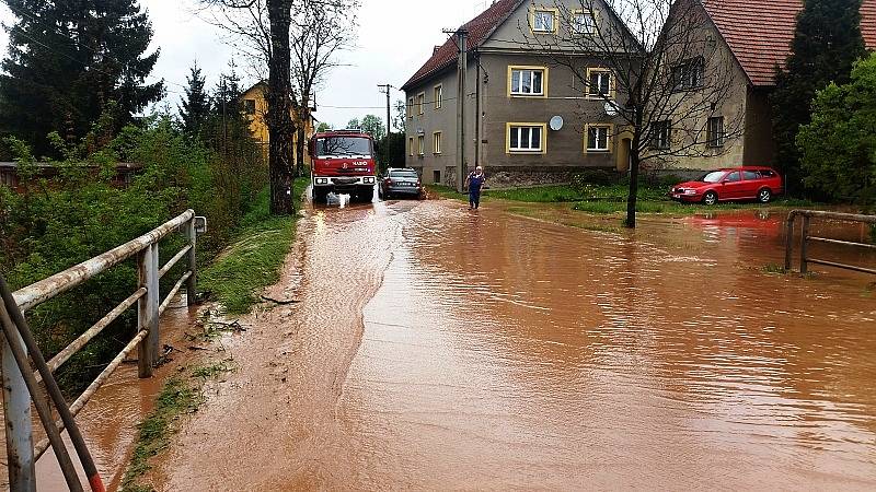 Kalná voda zaplavila komunikace v Olivětíně a Velké Vsi.