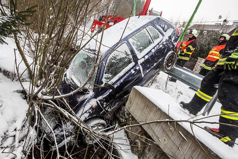 Osobní automobil skončil v korytě potoka