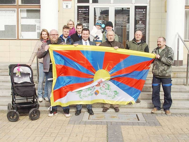 Česká Skalice se připojila k akci Vlajka pro Tibet.