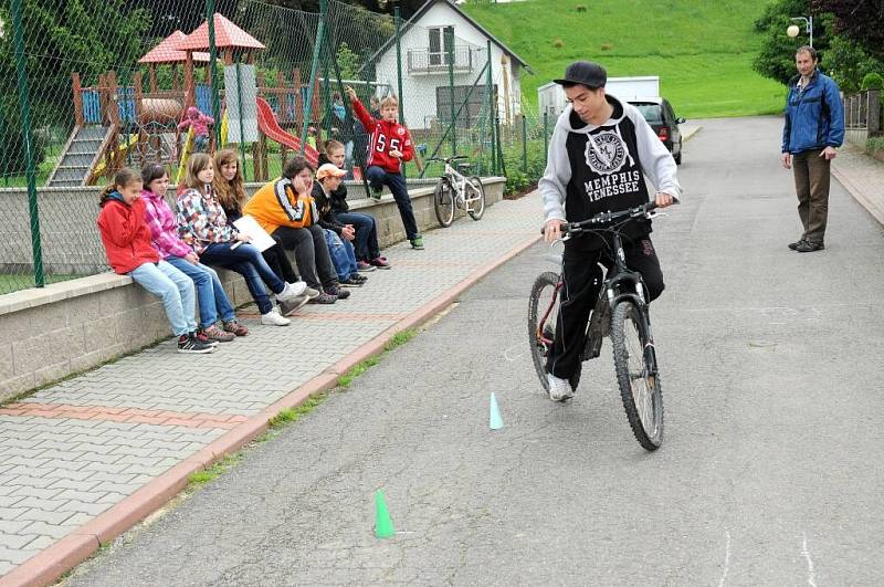 Školáci se učili předcházet úrazům, pomoci zraněnému i zásadám chování na silnici. 